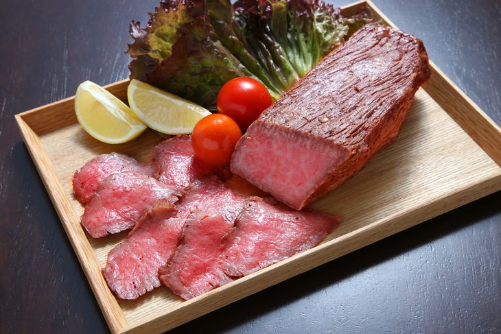 焼肉和牛料理　金竹-KANETAKE- が作るローストビーフ　【ふるさと納税】赤身ローストビーフ 300g A4・A5ランク 雪降り和牛尾花沢 尾花沢牛 山形牛 黒毛和牛 国産 赤身 ローストビーフ 冷凍 送料無料 kb-yoars300