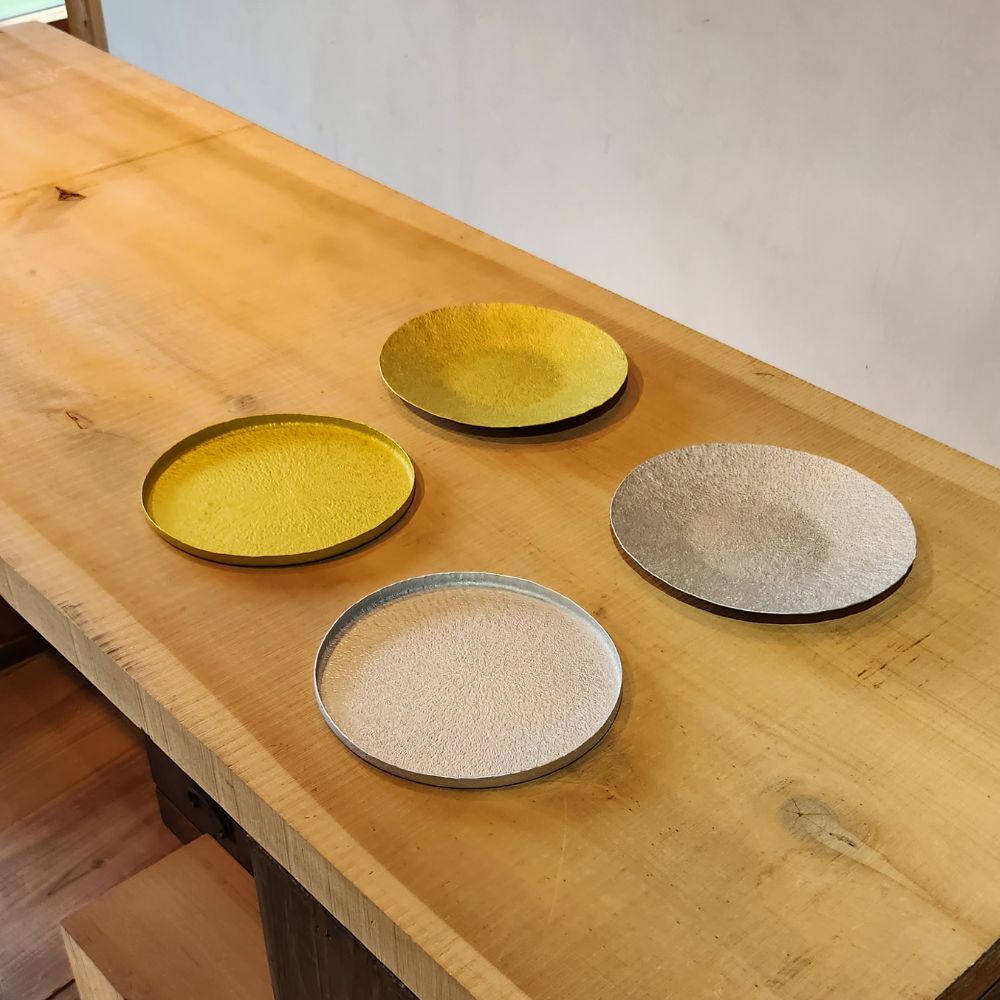 【ふるさと納税】雪色の盛皿 金属 工芸品 アルミ製 白色 19.5cm×20.5cm×1.5cm程 1枚 山形県 朝日町 キッチン 皿 食器 おしゃれ お洒落 送料無料