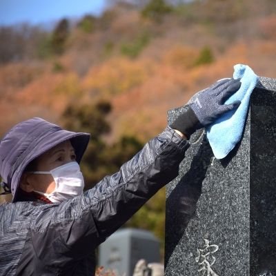福島市から離れ、なかなか故郷に来られず、「お墓の状況が気がかり」を解決するべく、皆様の想いと故郷を”つなぐ”墓地清掃代行サービスを承ります。毎年、300件超える実績と信頼！ 【サービス内容】 ●墓地清掃・お墓参りサービス 1.草むしり 2.墓石拭き上げ 3.花立・線香台清掃 4.献花(1対) 5.焼香 6.作業(前・後)写真送付 【サービス提供期間】 1.盆(8月3日から8月12日期間内作業) 2.秋彼岸(彼岸入りの前日からさかのぼること10日間以内作業) 3.春彼岸(彼岸入りの前日からさかのぼること10日間以内作業) ※その他の希望する作業時期については要相談 ※作業期間内、作業日を指定することは出来ません。 (例)秋彼岸入りが9月19日とすると、「9月9日から9月18日」までの10日間内の作業となります。 【対象エリア】 一区画(1坪まで)※墓地敷地が上記よりも大きい場合は相談の上、別途料金を頂きます。（お申込み前にお問合せください。お見積りいたします。） ●御山墓地、岩谷墓地、渡利墓地、新山霊園、天王寺墓地(市営墓地) ※その他の墓地は要相談 ※ご確認ください！ ≪代行サービス対象外の霊園≫ ・しのぶ霊園、薬師霊園　・えにしの杜　・飯坂霊園 ※画像はイメージです。 ・ふるさと納税よくある質問はこちら ・寄付申込みのキャンセル、返礼品の変更・返品はできません。 あらかじめご了承ください。　