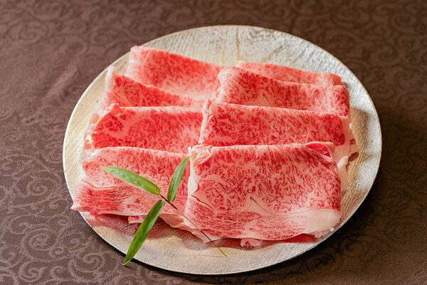 茨城県水戸市の【ふるさと納税】肉 常陸牛A5 リブロースすき焼き 550g＜木箱入り・特製タレ付き＞ 国産牛 黒毛和牛 お中元 敬老の日 お取り寄せ お祝い 内祝い 出産 結婚 快気祝いプレゼント 誕生日 ギフト対応 茨城県 水戸市 肉のイイジマ（DU-42）｜アングル3