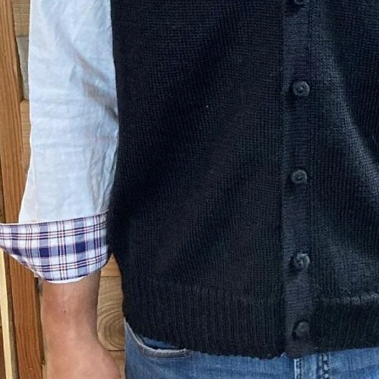 【ふるさと納税】【アルパカ専門店　TIKA】メンズベストVネック　黒　(アルパカ100％) 【アパレル 洋服 おしゃれ ベスト プレゼント 毛糸 大きめ サイズ 水戸市 ブラック】(AL-6)