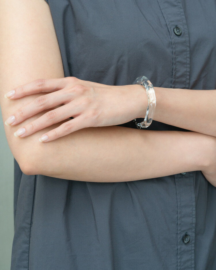 【ふるさと納税】HARIO バングル「リフレクション」シリーズ［HAA-RF-BG］｜耐熱 ガラス アクセサリー ブレスレット ハリオ ランプワークファクトリー フォーマル カジュアル おしゃれ 20代 30代 40代 お祝 ご褒美 記念品 ハンドメイド 手作り _EB13