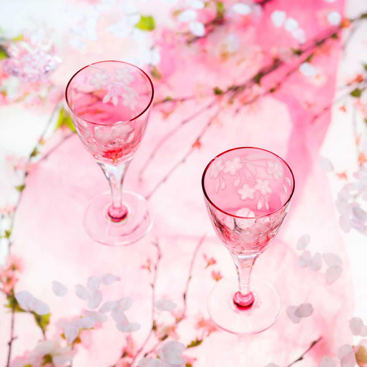 【ふるさと納税】カガミクリスタル ペアワイングラス〈桜柄グラヴィール〉KPS803-2678-CAU 木箱入 | 茨城県 龍ケ崎市 グラス タンブラー ロック シャンパン 日本酒 ワイン 日本製 プレゼント 贈り物 祝い 誕生 記念 高級 海外 土産 敬老 父の日 母の日 退職 送別 1208023