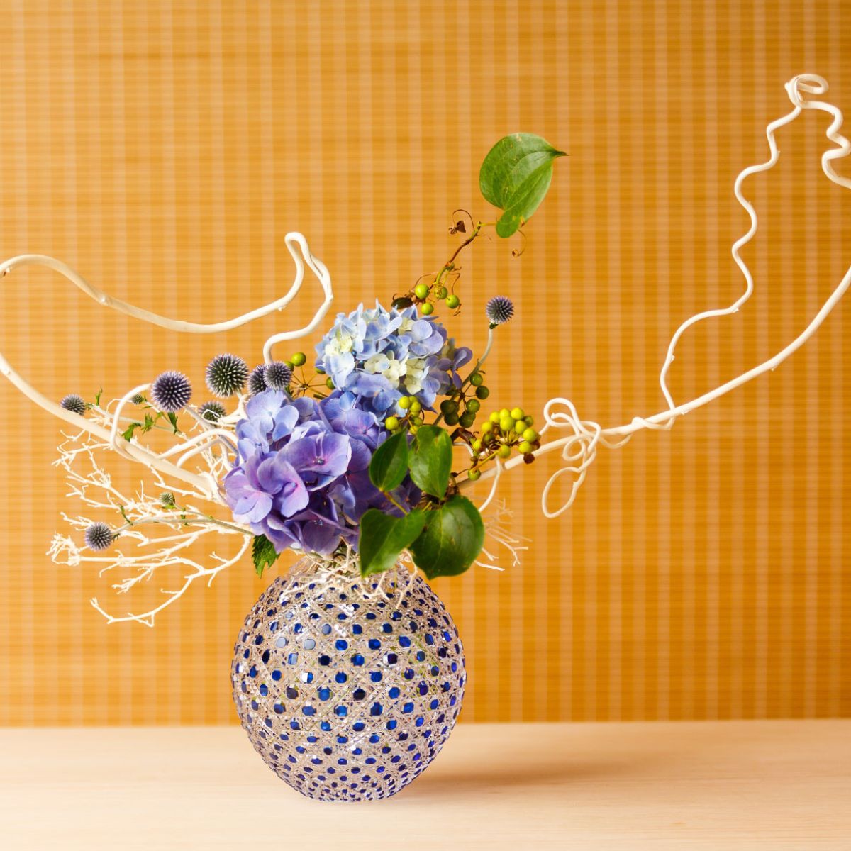 【ふるさと納税】カガミクリスタル 瑠璃色被毬型花瓶〈八角籠目紋〉F798-1-CCB 木箱入 | 茨城県 龍ケ崎市 グラス 光 KAGAMI プレゼント 贈り物 お祝い 誕生日 記念日 贈り物 祝い 高級 海外 土産 敬老の日 父の日 母の日 退職 送別 花 両親 花瓶 お中元 お歳暮 1208149