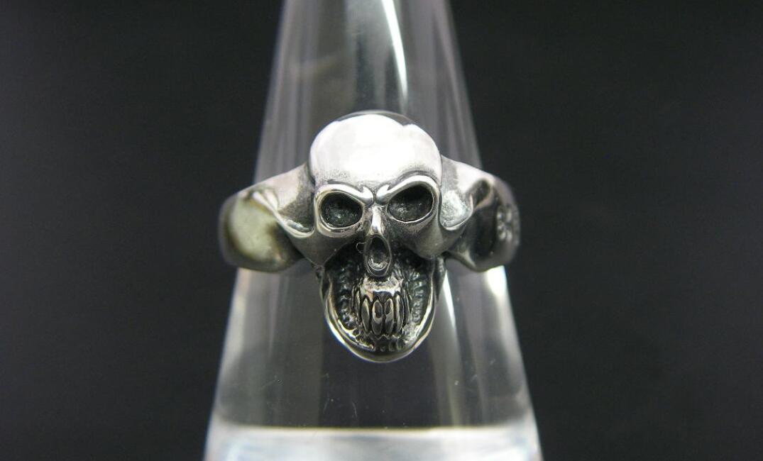 Small skull ring スモール スカル リング 指輪 小ぶり で さりげなく 身に着ける ことができる スカル 初心者 に おすすめな 一品 です