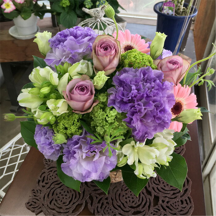 【ふるさと納税】（パープル系）Mサイズ 癒し生活！季節のおまかせフラワーアレンジメント ／ お花 誕生日 記念日 ギフト プレゼント おしゃれ 送料無料 茨城県 No.487