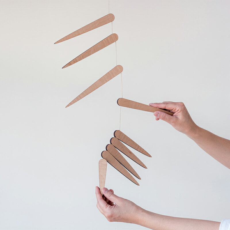 【ふるさと納税】tempo モビール reverie メープル【自分で形を変えられる　木のモビール　木の葉型のパーツを上下にスライドさせることで形を自由自在に変えることができます 栃木県 足利市 】 F7Z-373