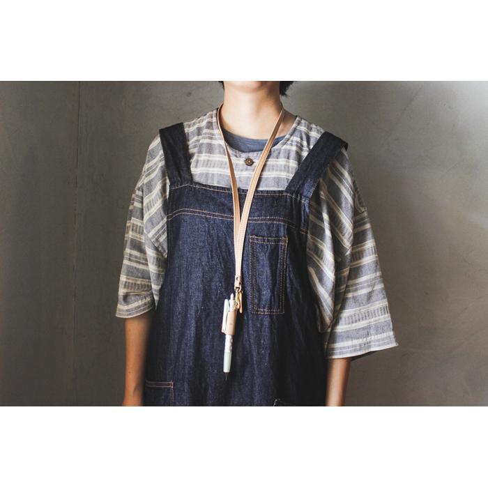 【ふるさと納税】【minca】栃木レザーのネックストラップ付ペンホルダー 持ち歩きに便利 ペンホルダー+ストラップ/M 721【玩具 雑貨 日用品 人気 おすすめ 】