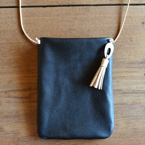 【ふるさと納税】レザーサコッシュ　ブラック｜栃木県 益子町 ふるさと納税 日用品 サコッシュ 革 チャーム付き（BB009-1-1）