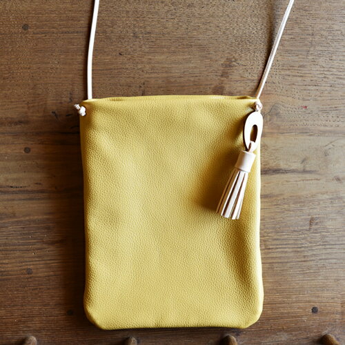 【ふるさと納税】レザーサコッシュ　イエロー｜栃木県 益子町 ふるさと納税 日用品 サコッシュ 革 チャーム付き（BB009-2-1）