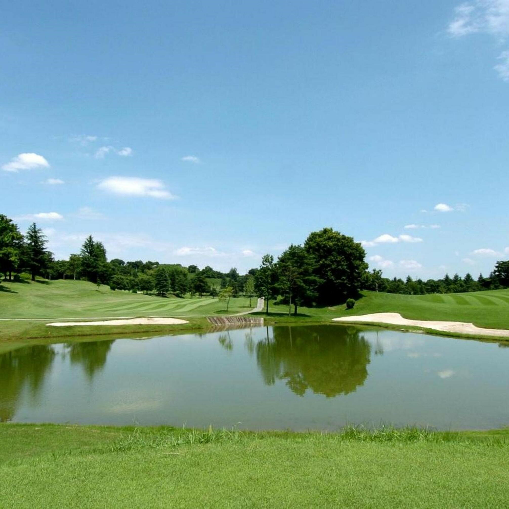 【ふるさと納税】サンコーカントリークラブ　ゴルフ土日祝日プレー（昼食付き）　1名様／ゴルフ場　東西36ホール　ゴルフプレー券　昼食付き　高崎駅・吉井インターともに15分以内　都心から1時間でティーアップ　ホテル完備　吉井町　高崎市