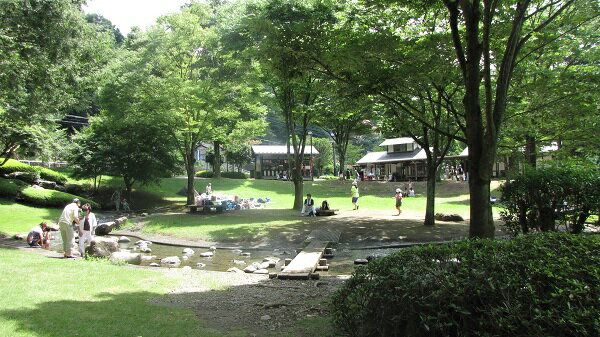 豊かな自然環境の中にある「小平の里」は、鍾乳洞や親水公園、キャンプ場などがあり、様々な体験メニューを用意しています。体験メニューから1つ選んで体験していただき、鍾乳洞や野口水車保存館を見学し、たき火の檜風呂「遊湯館」に入浴してバンガローに宿泊する満喫ツアーです。 ・名称：【98】小平の里満喫ツアー　選べる体験＆バンガロー宿泊　2名様 ・内容量：小バンガロー宿泊2名分、選べる体験チケット2名分（「流しうどん体験」「手作りまんじゅう体験」「うどん打ち体験」から1つを選んでいただきます。）、小平鍾乳洞見学2名分、野口水車保存館見学2名分、遊湯館入浴2名分 ・提供事業者：小平の里（みどり市大間々町小平甲445　連絡先 0277-73-2006）※休業日　12月～3月の火曜日 【注意事項】 ・入金確認後、体験チケットを送付します。 ・利用期限は、発行から1年間です。 ・利用には事前の予約が必要です。 ・予約状況や行事等の都合により、ご利用日の希望に添えない場合がありますので、早めにご相談ください。 ・人数の追加は、追加料金で対応可能ですので、事前にお問い合わせください。 ・うどん打ち体験は、お持ち帰りいただくか、その場でお食事が可能です。 ・お食事の場合は、つゆ代がお一人別途100円必要になります。 ・流しうどんは、6月～9月のみ実施できます。雨天時は実施できません。 ・夕食は各自でご用意いただきます。 ・追加料金でバーベキューの用意も可能ですので、お問合せください。 ・ふるさと納税よくある質問はこちら ・寄付申込みのキャンセル、返礼品の変更・返品はできません。あらかじめご了承ください。寄付金の用途について ・自然環境の保全及び景観の維持、再生に関する事業 ・省資源・省エネルギー化の推進に関する事業 ・市民の健康増進及び福祉の向上に関する事業 ・産業の振興及び魅力ある観光地づくりに関する事業 ・教育・文化・スポーツ活動の充実に関する事業 ・市民によるまちづくり活動の推進に関する事業 ・その他目的達成のために市長が必要と認めた事業 受領証明書及びワンストップ特例申請書のお届けについて 入金確認後、注文内容確認画面の【注文者情報】に記載の住所にお送りいたします。 発送の時期は、寄付確認後10日以内を目途に、お礼の特産品とは別にお送りいたします。