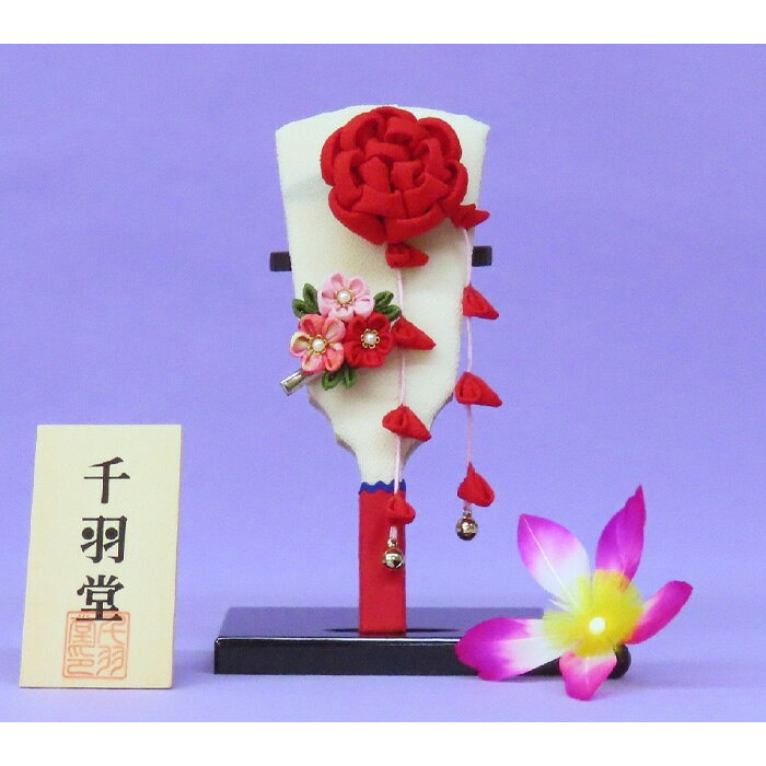 髪飾りになる羽子板（赤）《千羽堂》［Yo−1］ ／ 羽子板 髪飾り つまみ細工 コンパクト 幅11.5cm 奥行5.5cm 高さ19cm クリップ 取り外し可能 手作り 伝統工芸 正月飾り 数量限定 千羽堂 No.271