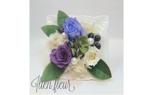 【ふるさと納税】陶磁器フラワーアレンジ(白)【花 お花 フラワー アレンジ インテリア 置物 高級造花 お手入れ不要 母の日 父の日 お誕生日 還暦古希 クリスマス イベント 記念日 高級感 贈り物 プレゼント 陶磁器 ギフト 埼玉県 上尾市】