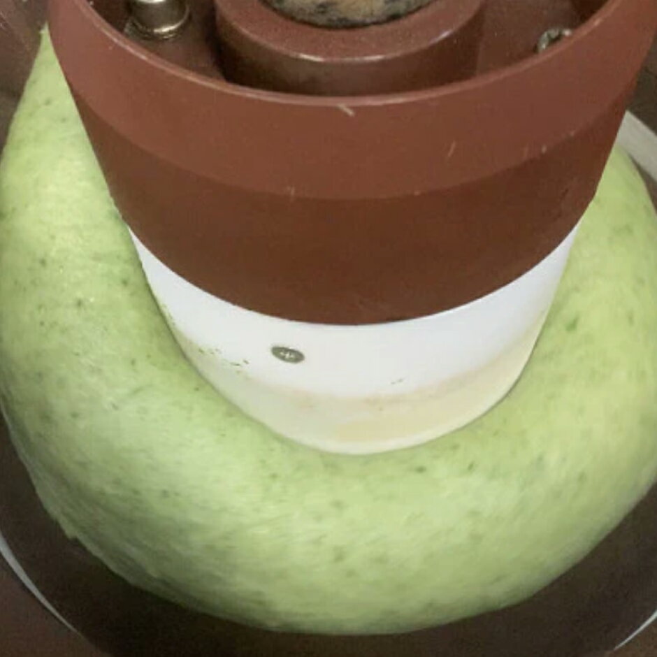 【ふるさと納税】【期間限定】よもぎ餅（10切入）4袋セット／ 穀万 もち 餅 おもち お餅 国産もち米 保存料なし 添加物なし 切り餅 よもぎ餅 セット もち米100 伝統 コシヒカリ 老舗 人気 手作り 食べやすい リピーター おやつ