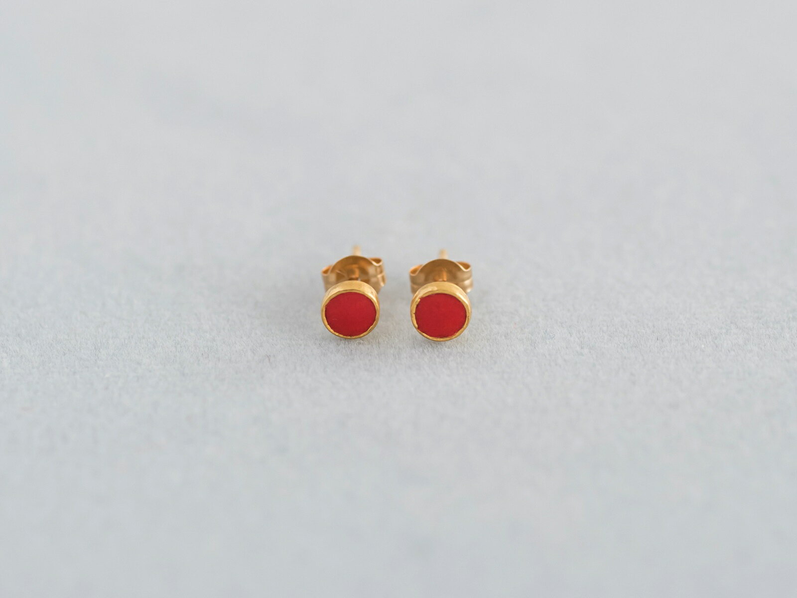 【ふるさと納税】 Kenichi Kondo Point pierce red round（七宝ピアス・赤／丸）【七宝 七宝焼き ピアス ゴールド さわやか 一粒 両耳用 装飾 ギフト 作品 手づくり】