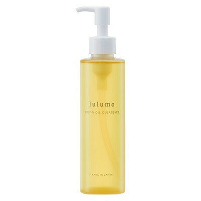 名称 lulumo(ルルモ)オイルクレンジング　200ml 発送時期 2024年5月より順次発送※生産・天候・交通等の事情により遅れる場合があります。 提供元 株式会社スタビライザー（三郷市） 配達外のエリア なし お礼品の特徴 保湿力が非常に高いことで知られるアルガンオイルをはじめ、肌をすこやかに保つ植物オイルを中心に天然由来成分を99%配合。 W洗顔不要のするする伸びるテクスチャでお肌へのダメージを軽減します。 肌の水分・油分を保ちキメの整ったシルク肌へ導きます。 三郷市で製造されたクレンジングオイルです。 【W洗顔不要で1本4役】 lulumoのアルガンオイルクレンジングは、これ一本で洗顔・化粧落とし・角質ケア・マッサージケアの4役をカバーできます。 「平日は仕事で忙しくゆっくりお肌のケアをすることができない」「家事や子育てに注力していて自分のことは後回し」など、 現代女性はさまざまな理由でスキンケアにこだわることが難しくなってきています。 本製品は、一日の終わりに自分へのご褒美として、お化粧を落としながら角質をケアし、お肌を優しくマッサージすることで 健やかでキメの整ったお肌へと導きます。 また、お化粧をしていない日でもお肌を整えるメンテナンスとしてもご使用いただけます。 【フレッシュシトラスの香り】 「お肌に優しいけどにおいが苦手」「一日の終わりをリフレッシュできる時間にしたい」という声にお応えして、 lulumoアルガンオイルクレンジングではフレッシュシトラスの香りを採用し植物オイル独特のにおいを軽減しました。 一日の終わり際やおうち時間に行うメイクオフを、さわやかですっきりとしたシトラス香りで極上のリフレッシュタイムを演出します。 また香料の強さにもこだわり、独特のにおいをカバーできる最小限量を処方しました。 【1本200mlの大容量】 毎日使用するオイルクレンジングはどうしても減りが早く定期的な買い足しが必要になります。 lulumoでは容量に200mLを採用し約3か月ご使用いただける大容量にこだわりました。(1日2プッシュで使用した場合) 多くの方が使用しているクレンジング剤の「洗面台で場所をとってしまう」「1度の使用量を我慢している」などのお声にこたえて、 置く場所を選ばす贅沢にご使用いただけるような容量に設計しました。 ■お礼品の内容について ・オイルクレンジング[200ml×1本] 　　原産地:日本/製造地:埼玉県三郷市 　　使用期限:製造日から3年 ■原材料・成分 コメヌカ油、パルミチン酸エチルヘキシル*、トリ(カプリル酸/カプリン酸)グリセリル*、トリイソステアリン酸PEG-20グリセリル**、アルガニアスピノサ核油、マカデミア種子油、トコフェロール、香料　*パーム由来　**なたね、パーム由来 ■注意事項/その他 ご使用上の注意 〇お肌に異常が生じていないかよく注意して使用してください。 〇化粧品がお肌に合わないとき即ち次のような場合には、使用 を中止してください。 　そのまま化粧品類の使用を続けますと、症状を悪化させることがありますので、 　皮膚科専門医等にご相談されることをおすすめします。 (1) 使用中、赤味、はれ、かゆみ、刺激、色抜け(白斑等)や黒ずみ等の異常があらわれた場合 (2) 使用したお肌に、直射日光があたって上記のような異常があらわれた場合。 　　傷やはれもの、しっしん等、異常のある部位にはお使いにならないでください。 〇容器内に水分がはいりますと白く濁りますが、ご使用上問題ございません。 〇目に入らないようご注意ください。目に入った場合は、ただちに洗い流してください。 ■三郷市で行っている製造加工工程:秤量・混合・包装・表示・充填、保管・試験検査 ・ふるさと納税よくある質問はこちら ・寄附申込みのキャンセル、返礼品の変更・返品はできません。あらかじめご了承ください。