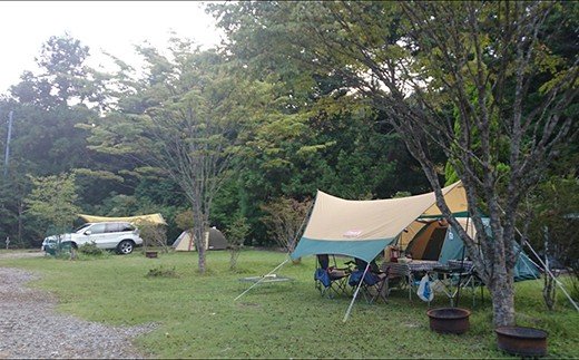 楽天千葉県君津市【ふるさと納税】千石台オートキャンプ場 宿泊券 1泊 | 1区画 車1台 オートキャンプ 山奥 の 自然 を 満喫 千葉 の 秘境 亀山ダム （ 亀山湖 ） 近く キャンプ場 川遊び 紅葉 君津 きみつ 千葉 父の日 father father's day