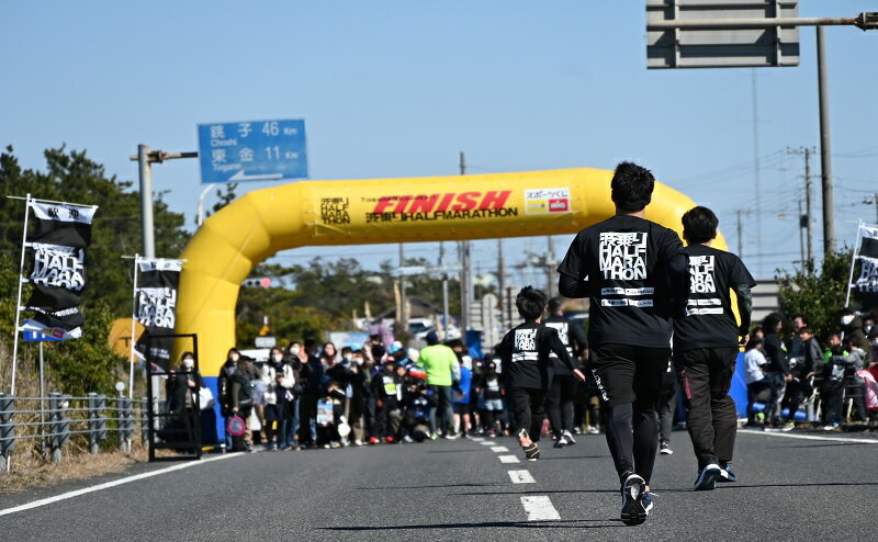 【ふるさと納税】東金九十九里波乗りハーフマラソン ハーフマラソンの部（高校生以上）出走権（1名分）　【 チケット 出場権 雄大 景観 趣味 ランナー 運動 スポーツ 健康 趣味 海 海岸 太平洋 景色 ロケーション 】　お届け：2023年10月下旬～12月上旬