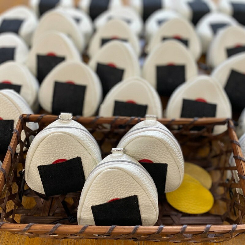 【ふるさと納税】レザーおにぎりポーチ 小物入れ ケース ポーチ 小銭入れ レザー 牛革 小銭 コイン 財布 コインケース おにぎり型