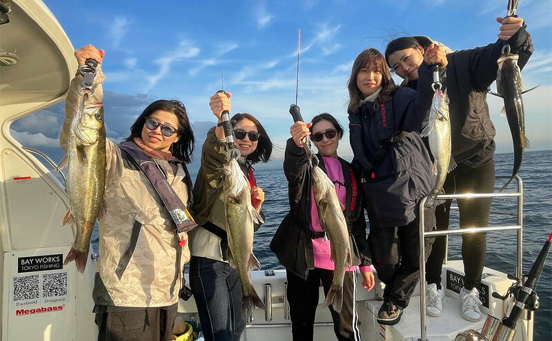 【ふるさと納税】チケット 東京 浅草発・貸切釣り船ツアー（4～6名様乗船） 乗船券 船 船釣り 完全貸切 初心者 レジャー 体験 手ぶら サポート付き フルレクチャー 道具レンタル 解放感 冷暖房完備 f131075-sumida-10001880 東京都墨田区 サンプル画像2