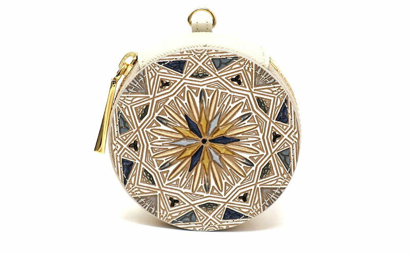 【ふるさと納税】【文庫屋大関】マカロンポーチ カロー＜ブラック＞【皮革工芸品】 ポーチ ミニポーチ 小物入れ アクセサリー入れ イヤホン入れ 収納 保管ケース 手のひらサイズ 本革 革 皮革 工芸品 工芸 雑貨 ギフト プレゼント 日本製 東京