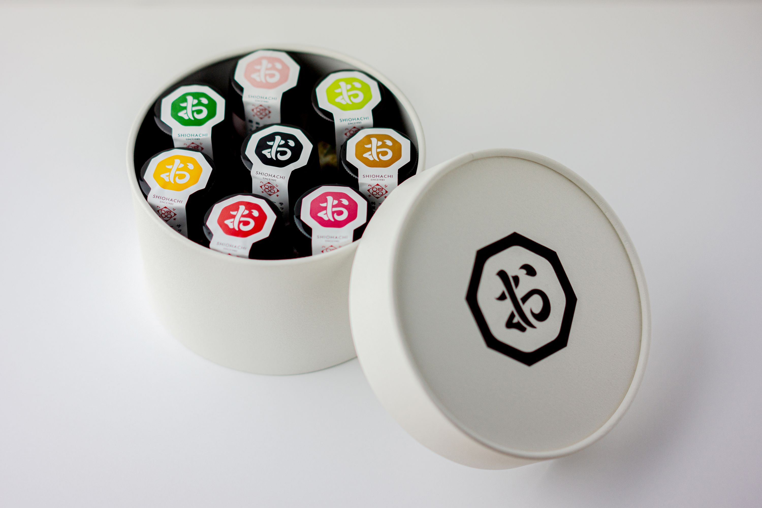 【ふるさと納税】しお八 調味塩ミニ8本セット [ギフトBOX入り] 調味料 塩 ソルト 食べ比べ ご挨拶 ギフト お祝い