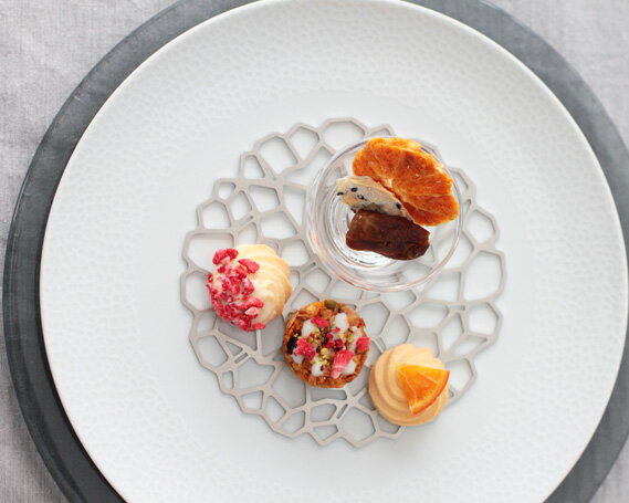 【ふるさと納税】ロシェスタンドM【comoleve】コモレーヴェ ／ ステンレス製 テーブルウェア ケーキスタンド プレート トリベット オシャレ 上品 送料無料 東京都 [No.166]