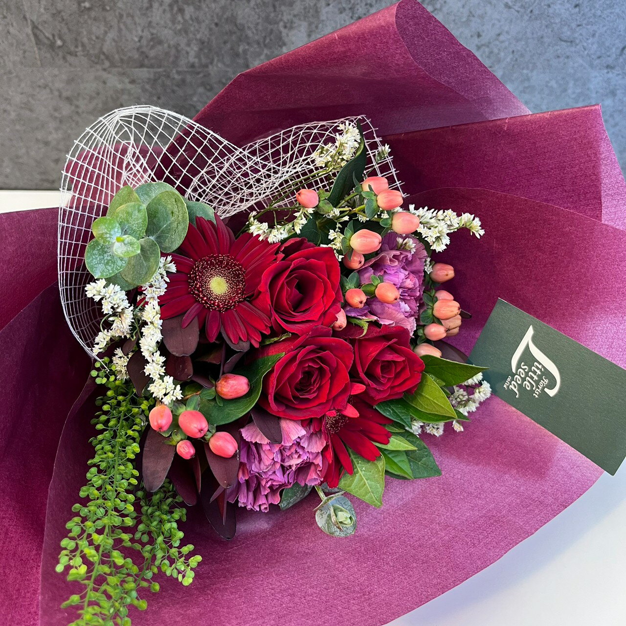 【ふるさと納税】6か月 お届け お楽しみ！ 季節 の 花束 「Medium」 | ブーケ タイプ 高さ約40cm 幅約23cm お花 flower フラワー ふらわー 花 はな リトルシード インテリア 植物 定期便 お任せ お見舞い ギフト お祝い 誕生日 親孝行 プレゼント贈り物 新鮮 調布 東京都