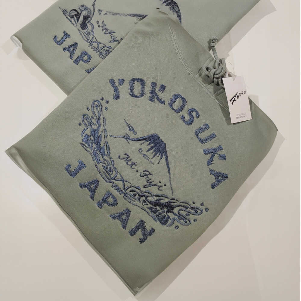 【ふるさと納税】【選べるサイズ】横須賀×富士山刺繍プルオーバーパーカー【有限会社エムシーハウス】[AKAP021]