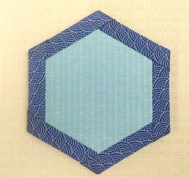 ミニ畳 湘南畳 畳 六角形 1枚 たたみ タタミ 人気 畳み 豆たたみ 豆畳 ミニ 飾り台 台座 プチ畳 オリジナル フィギュア 小物 花台 雑貨 和風 ミニチュア 和 花瓶 人形 コースター ディスプレイ インテリア 飾り 国産株式会社 和風生活 神奈川 湘南 藤沢