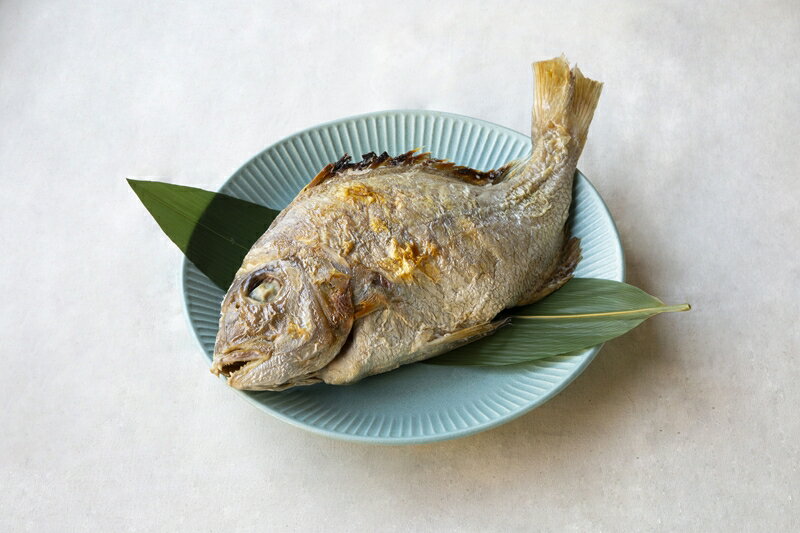 【ふるさと納税】焼き鯛 1尾 冷凍 【焼き魚 タイ 魚 お祝い 真鯛 天然 塩焼き尾頭付き 敬老の日 誕生日 国産 ギフト 贈答用 贈答品 神奈川県 小田原市 】