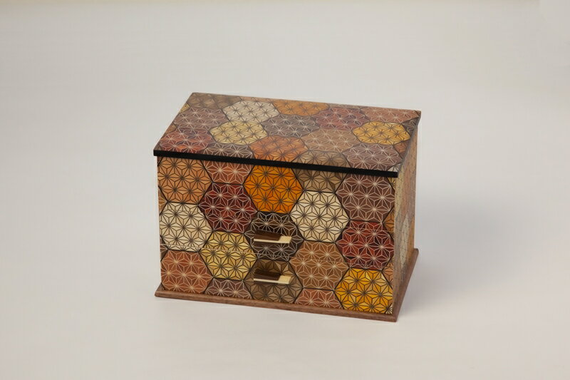 【ふるさと納税】【箱根寄木細工　7寸2つ引き　亀甲】懐かしさも感じられる鏡付きの小引き出し【7寸2つ引き 亀甲模様 幾何学模様 W226×D140×H133mm 天然木材 寄木細工 工芸品 小物入れ インテリア 神奈川県 小田原市 】のサムネイル