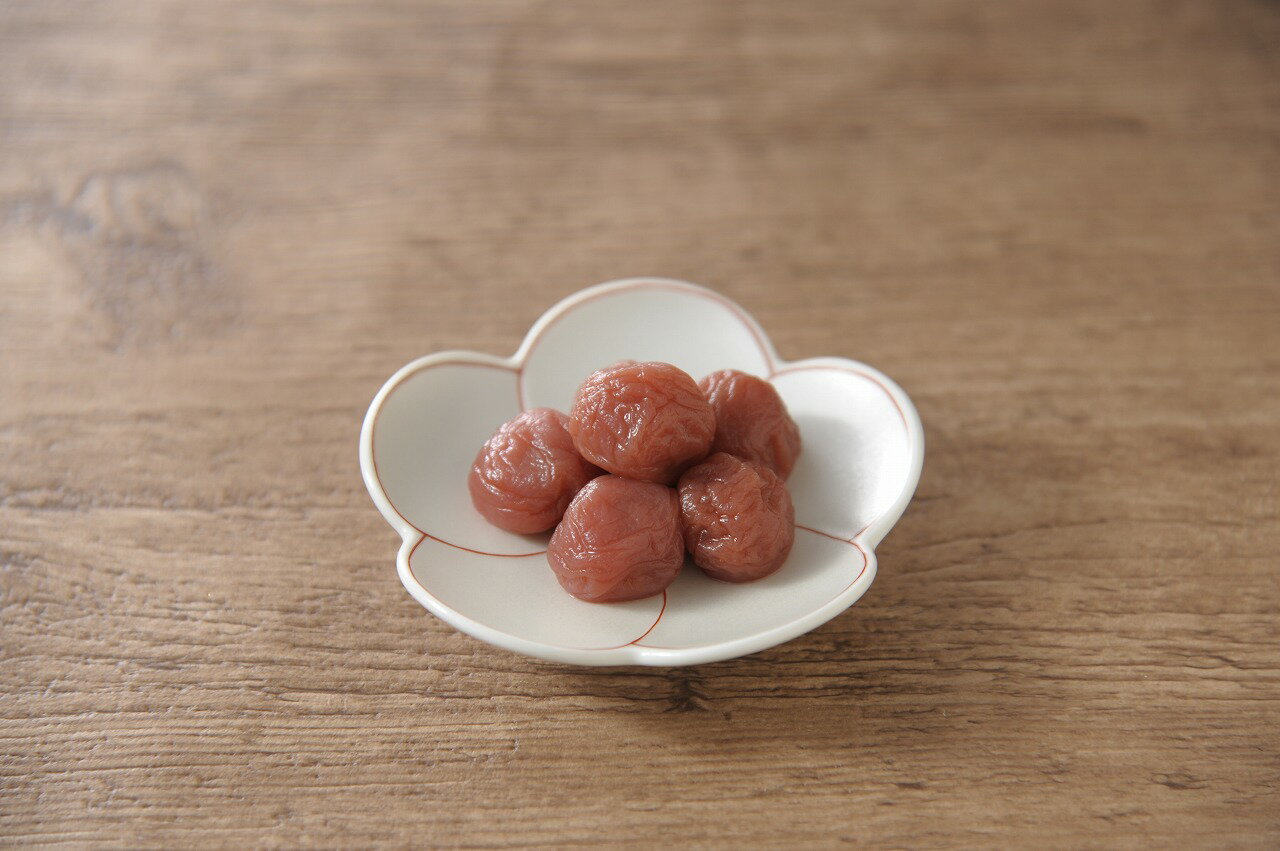 塩分約6％。神奈川県西部地区特産の八重桜の花のエキスを加えた、ほんのり甘いピンク色の小梅干です。 一口サイズなので食べやすく、お茶請けやお子様にもおすすめです。 ※画像はイメージです。 事業者：神尾食品工業 商品説明 名称 調味小梅干 原材...