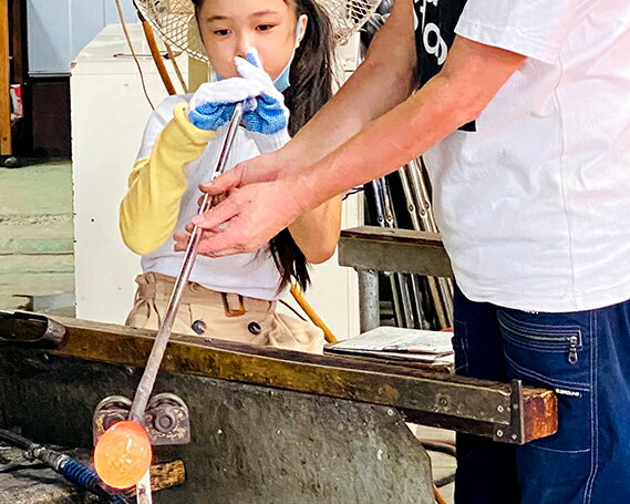 【ふるさと納税】吹きガラス体験ペアチケット ／ 厚木グラススタジオ 工芸 チケット 2名 吹きガラス体験 ガラス工房 ものづくり体験 ペア体験 工芸体験 週末体験 宙吹きガラス 手作り体験 グラス作り 一輪挿し ペーパーウェイト ギフト プレゼント デート 送料無料 神奈川県