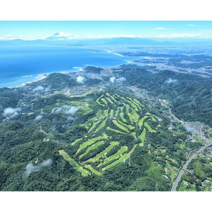 【ふるさと納税】No.188 葉山国際カンツリー倶楽部　土日祝日1名様セルフプレー券（同伴者割引あり）／ 都心から1時間の好アクセス！！湘南葉山の丘に広がる風光明媚な本格リゾートコース 送料無料 神奈川県