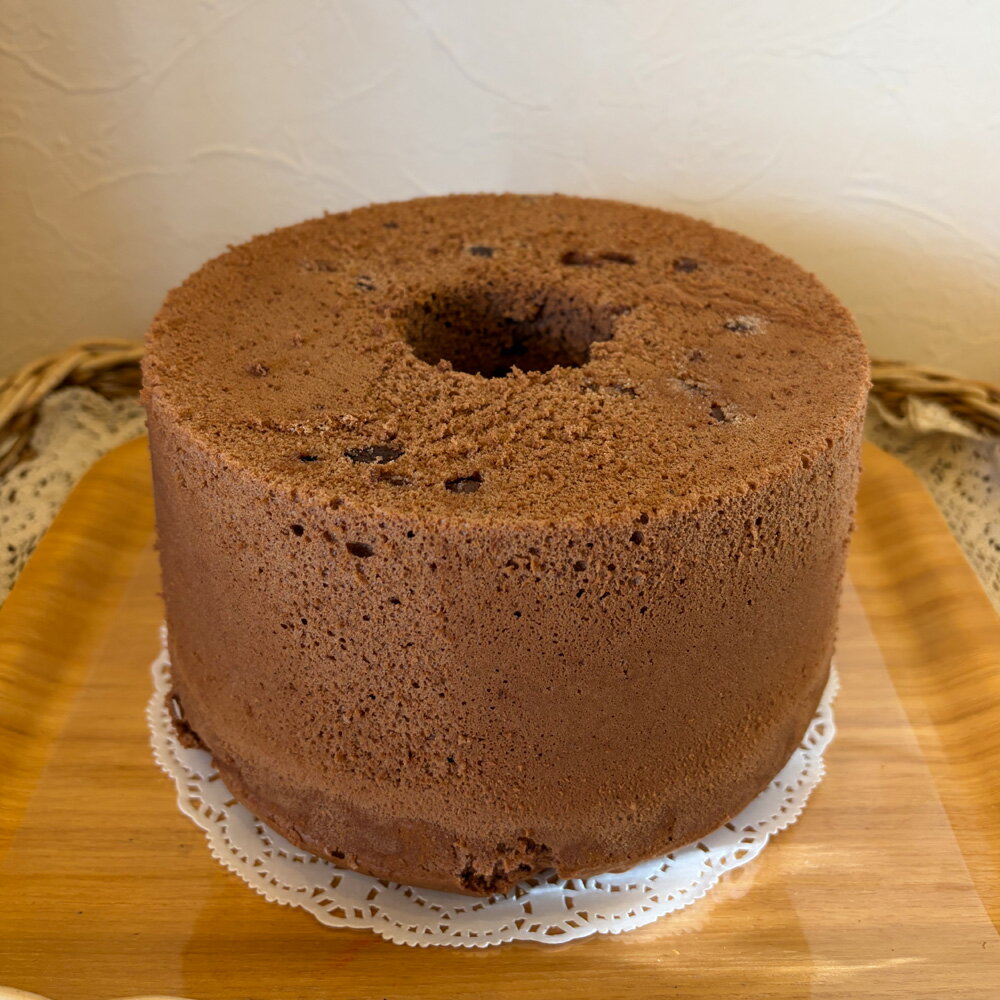 【ふるさと納税】 ホールシフォンケーキ　チョコレート ／ ケーキ スイーツ おやつ デザート 専門店 素材にこだわり ふわもち ホールケーキ チョコレート味 チョコ味 ピュアココア ベルギー産チョコレートチップ 送料無料 神奈川県 特産品 No.098