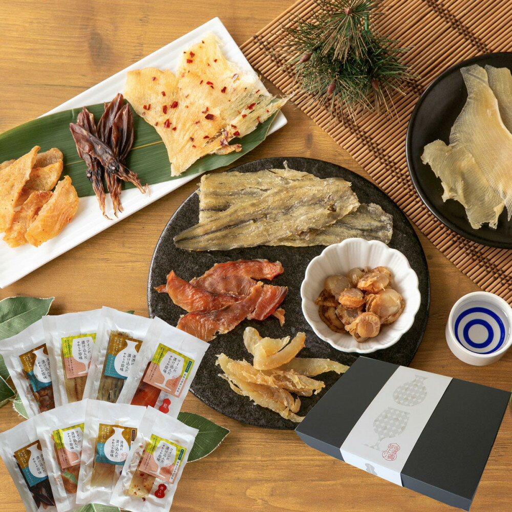 ・ふるさと納税よくある質問はこちら ・寄付申込みのキャンセル、返礼品の変更・返品はできません。あらかじめご了承ください。 ・ご要望を備考に記載頂いてもこちらでは対応いたしかねますので、何卒ご了承くださいませ。 ・寄付回数の制限は設けておりません。寄付をいただく度にお届けいたします。 商品概要 新潟に生まれ育った創業者『西沢幹郎』は、大の日本酒好きでした。 その大好きな日本酒で上越の名物となる珍味を開発したいと考え、「能鷹」で有名な上越の老舗酒蔵の田中酒造様に相談したところ、 「ぜひ名物珍味をうちの能鷹で作ってください」 と言っていただき、開発に取り組みました。 そして試行錯誤を重ね、乾物の海産物を柔らかく戻し、さらに防腐効果もあるアルコールを含んでいる日本酒のタレで、魚の臭みを消すことに成功し、やわらかく半生食感ながら常温保存できる珍味の開発に成功しました。 その後、日本ワインの父・川上善兵衛が作った岩の原葡萄園様のご依頼で、岩の原葡萄園製造の白ワインを使ったワイン漬け珍味を開発しました。 上越の上質なお酒を使用した特製のタレに、海産物乾燥珍味をじっくり漬け込んだしっとりやわらかなオリジナル珍味を「越後上酒漬け珍味」と名付けました。 清酒漬けの貝柱、えいひれ、あなご、蛍いかと、ワイン漬けのソフト鱈、鮭、鮫、焼えいひれの8品セットです。 贈り物にも適したギフトボックスでお届けします。 熨斗・ギフト包装をご希望の方は下記事業者までご連絡ください。 【製造場所】新潟県上越市新保古新田535番地／有限会社　西沢珍味販売 【事業者名】有限会社　西沢珍味販売 【連絡先】025-524-9818 内容量・サイズ等 【内容量】 清酒味付えいひれ｛56g｝ 清酒漬け帆立貝柱｛45g｝ 清酒仕込み炙りあなご｛50g｝ 清酒仕立て蛍いか｛20g｝ ワイン漬けソフト鱈｛54g｝ 鮫のワインづけ｛26g｝ ワイン仕立て極味鮭｛30g｝ ワイン仕立て焼えいひれ｛42g｝ 各1袋8品セット 【原材料名】 清酒味付えいひれ：えいひれ（ベトナム産）、清酒、砂糖、食塩、醤油／トレハロース、調味料（アミノ酸）、メタリン酸Na、ソルビトール（一部に小麦・大豆を含む） 清酒漬け帆立貝柱：帆立貝柱（国内産）、砂糖、清酒、食塩、醤油風調味料、米発酵調味料、醤油／ソルビトール、トレハロース、調味料（アミノ酸等）、酸味料、メタリン酸Na（一部に小麦・大豆を含む） 清酒仕込み炙りあなご：あなご（ベトナム産または中国産）、清酒、砂糖、食塩、醤油／トレハロース、調味料（アミノ酸等）、メタリン酸Na（一部に小麦・大豆を含む） 清酒仕立て蛍いか：蛍いか（日本海産）、清酒、魚醤、醤油/トレハロース、メタリン酸Na、（一部に小麦・大豆を含む） ワイン漬けソフト鱈：助宗鱈（国産）、ワイン、砂糖、食塩、醤油／酒精、ソルビトール、トレハロース、調味料（アミノ酸等）、pH調整剤、リン酸塩（Na）、保存料（ソルビン酸K）、甘味料（ステビア・カンゾウ）、メタリン酸Na、（一部に小麦・大豆含む） 鮫のワインづけ：鮫（国内産）、ワイン、醤油、醸造調味料、還元水飴、鰹節エキス、唐辛子、昆布エキス／調味料（アミノ酸等）、トレハロース、pH調整剤、メタリン酸Na、アルコール（一部に小麦・大豆を含む） ワイン仕立て極味鮭：鮭（北海道産）、麦芽糖、ワイン、食塩、醤油、／調味料（アミノ酸）、トレハロース、メタリン酸Na（一部に小麦・大豆含む） ワイン仕立て焼えいひれ：えい(ベトナム)、砂糖、ワイン、唐辛子、食塩、水飴、発酵調味料、醤油／ソルビトール、トレハロール、調味料(アミノ酸等)、増粘多糖類、メタリン酸Na、甘味料(ステビア)(一部に小麦・大豆含む) 原産国／製造国：日本 総個数：8 総重量：323g 産地（都道府県）：新潟 食品の梱包方法：化粧箱入り・贈答用 アレルギー物質：小麦、いか、さけ、大豆 製造者／販売者：西沢珍味販売　新潟県上越市新保古新田535番地 賞味期限 清酒味付えいひれ：製造日より150日 清酒漬け帆立貝柱：製造日より120日 清酒仕込み炙りあなご：製造日より150日 清酒仕立て蛍いか：製造日より120日 ワイン漬けソフト鱈：製造日より150日 鮫のワインづけ：製造日より120日 ワイン仕立て極味鮭：製造日より120日 ワイン仕立て焼えいひれ：製造日より150日 【保存方法】 直射日光、高温多湿を避け、28℃以下で保存して下さい。 開封後は密閉容器に保存し、なるべく早めにお召し上がり下さい。 配送方法 常温 発送期日 ご入金確認後、1週間以内に発送します。 アレルギー 小麦、いか、さけ、大豆 微量のアルコールを含みます。 ※ 表示内容に関しては各事業者の指定に基づき掲載しており、一切の内容を保証するものではございません。 ※ ご不明の点がございましたら事業者まで直接お問い合わせ下さい。 名称 越後上酒漬け珍味8品セット 原材料名 清酒味付えいひれ：えいひれ（ベトナム産）、清酒、砂糖、食塩、醤油／トレハロース、調味料（アミノ酸）,メタリン酸Na、ソルビトール、（一部に小麦・大豆を含む） 清酒漬け帆立貝柱：帆立貝柱（国内産）、砂糖、清酒、食塩、醤油風調味料、米発酵調味料、醤油／ソルビトール、トレハロース、調味料（アミノ酸等）、酸味料、メタリン酸Na（一部に小麦・大豆を含む） 清酒仕込み炙りあなご：あなご（ベトナム産または中国産）、清酒、砂糖、食塩、醤油／トレハロース、調味料（アミノ酸等）、メタリン酸Na（一部に小麦・大豆を含む） 清酒仕立て蛍いか：蛍いか（日本海産）、清酒、魚醤、醤油/トレハロース、メタリン酸Na、（一部に小麦・大豆を含む） ワイン漬けソフト鱈：助宗鱈（国産）、ワイン、砂糖、食塩、醤油／酒精、ソルビトール、トレハロース、調味料（アミノ酸等）、pH調整剤、リン酸塩（Na）、保存料（ソルビン酸K）、甘味料（ステビア・カンゾウ）、メタリン酸Na、（一部に小麦・大豆含む） 鮫のワインづけ：鮫（国内産）、ワイン、醤油、醸造調味料、還元水飴、鰹節エキス、唐辛子、昆布エキス／調味料（アミノ酸等）、トレハロース、pH調整剤、メタリン酸Na、アルコール、（一部に小麦・大豆を含む） ワイン仕立て極味鮭：鮭（北海道産）、麦芽糖、ワイン、食塩、醤油、／調味料（アミノ酸）、トレハロース、メタリン酸Na（一部に小麦・大豆含む） ワイン仕立て焼えいひれ：えい(ベトナム)、砂糖、ワイン、唐辛子、食塩、水飴、発酵調味料、醤油／ソルビトール、トレハロール、調味料(アミノ酸等)、増粘多糖類、メタリン酸Na、甘味料(ステビア)(一部に小麦・大豆含む) 原料原産地 清酒味付えいひれ：えいひれ（ベトナム産） 清酒漬け帆立貝柱：帆立貝柱（国内産） 清酒仕込み炙りあなご：あなご（ベトナム産または中国産） 清酒仕立て蛍いか：蛍いか（日本海産） ワイン漬けソフト鱈：助宗鱈（北海道産） 鮫のワインづけ：鮫（国内産） ワイン仕立て極味鮭：鮭（北海道産） ワイン仕立て焼えいひれ：えい(ベトナム) 賞味期限 清酒味付えいひれ：製造日より150日 清酒漬け帆立貝柱：製造日より120日 清酒仕込み炙りあなご：製造日より150日 清酒仕立て蛍いか：製造日より120日 ワイン漬けソフト鱈：製造日より150日 鮫のワインづけ：製造日より120日 ワイン仕立て極味鮭：製造日より120日 ワイン仕立て焼えいひれ：製造日より150日 保存方法 直射日光、高温多湿を避け、28℃以下で保存して下さい。 開封後は密閉容器に保存し、なるべく早めにお召し上がり下さい。 製造者 有限会社西沢珍味販売 新潟県上越市新保古新田535番地 事業者情報 事業者名 有限会社西沢珍味販売（ニシザワチャンネル） 連絡先 025-524-9818 営業時間 平日9:00～17:00 定休日 土日祝日及び夏季・年末年始 新着返礼品はこちら2025/11/13妙高かんずり3点セット | 調味料 食品 加工10,000円2025/11/13妙高かんずり5点セット | 調味料 食品 加工14,000円2025/11/13妙高かんずり7点セット | 調味料 食品 加工20,000円ショップトップ&nbsp;&gt;&nbsp;カテゴリトップ&nbsp;&gt;&nbsp;魚貝類&nbsp;&gt;&nbsp;その他魚貝・加工品 「ふるさと納税」寄付金は、下記の事業を推進する資金として活用してまいります。 （1）災害からの復旧・復興と災害に強いまちづくり （2）ふるさと新潟との交流や移住の促進 （3）にいがた産品のブランド化推進と全国への発信 （4）ふるさと新潟の中山間地域の保全と活性化 （5）地場産業の振興や雇用の場の確保 （6）少子高齢化に対応した健康で暮らしやすいまちづくり （7）教育環境の充実と文化・スポーツの振興 （8）知事にお任せ