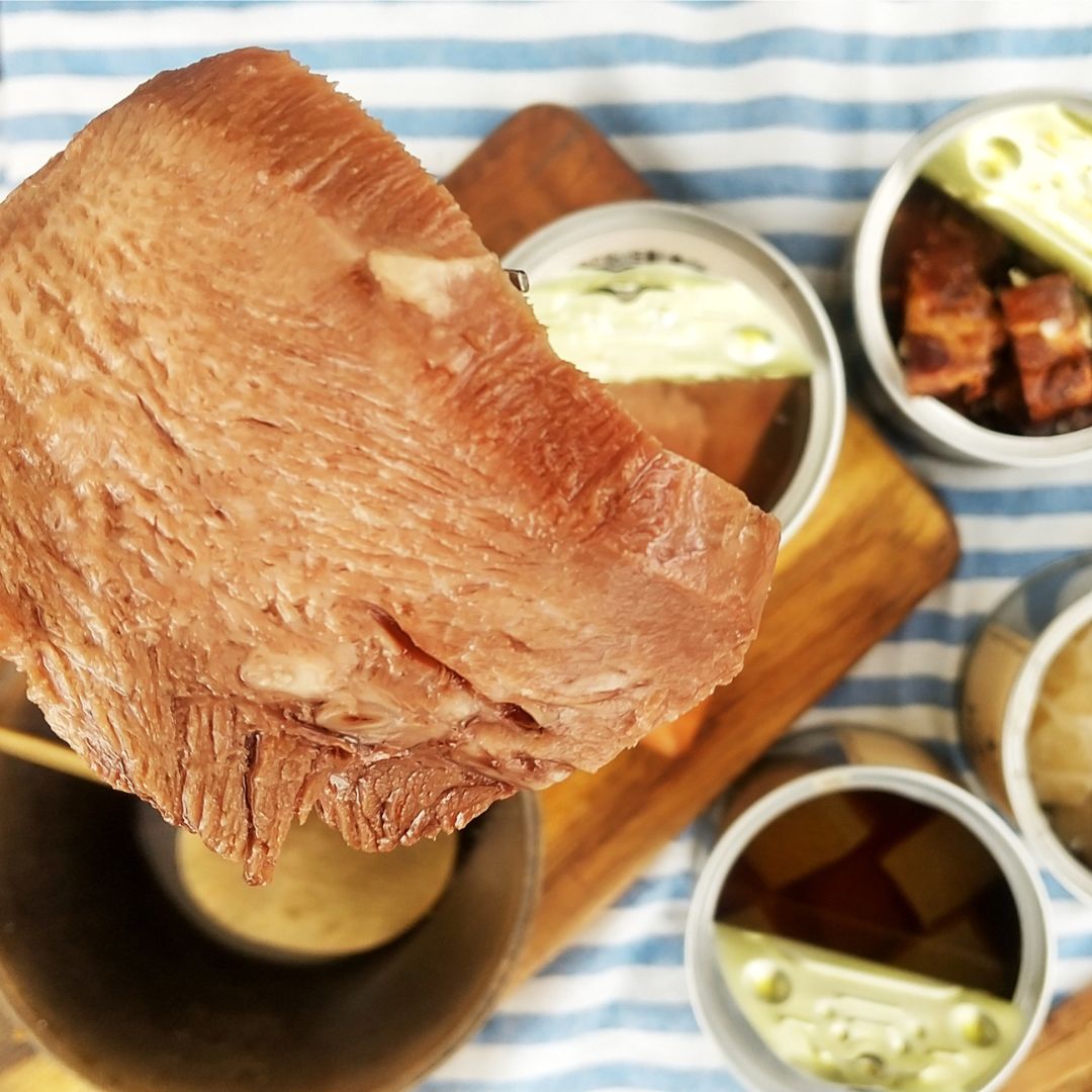 返礼品内容 セット内容ゆでたん クラフト缶詰×2缶原材料牛タン、食塩、カツオ出汁、かつお節、醤油、清酒内容量180g/缶アレルギー同一製造ラインで、えび、かに、小麦、卵、牛肉、ゴマ、大豆を含む製品製造を しています。 発送期日お届けまでに1...