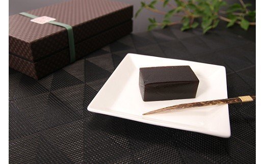 【ふるさと納税】ねっとり濃厚！空気に触れ熟成する 名題「くろ羊かん（ミニ）」9個入【ようかん 羊羹 お茶菓子 新潟県 柏崎市 】