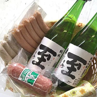 返礼品の内容について 返礼品名 へんじんもっこ3種＆「至」純米・純米吟醸720mlx2本セット 返礼品について へんじんもっこは食肉加工の分野で数々の国際大会で優秀な成績を収めるハム・ソーセージ・サラミ工房です。たまとろサラミは赤身の肉がジューシーな「つなんポーク」を使用した生サラミです。焼きソーセージ・あらびきウインナーはへんじんもっこの定番人気製品。焼きソーセージはジューシー、あらびきウインナーは癖なくオールマイティ。【真稜】純米酒・純米吟醸　至全国的な知名度になった「至」ですが、しっかりした実力があります。米の風味を感じる事のできる純朴な味わいは、飽きる事無く盃がすすみます。【製造場所】逸見酒造：佐渡市長石へんじんもっこ：新穂大野※画像はイメージです。※保存方法：冷蔵保存※海上荒天や天候等に伴いフェリーが欠航した場合、お荷物のお届けに遅延等が発生する可能性がございます。※20歳未満の飲酒は法律で禁止されています。事業者：佐渡の地酒・北村酒店連絡先：0259-74-2256 内容量・原材料等 真稜　至　純米酒　720ml×1本真稜　至　純米吟醸　720ml×1本焼きソーセージ　160g×5本あらびきウインナー　160g×5本たまとろサラミ　160g×1本【原材料名】焼きソーセージ :豚肉(国産)、食塩、香辛料、砂糖、リン酸塩(Na)、調味料(アミノ酸)、酸化防止剤(V.C)、香辛料抽出物あらびきウインナー:豚肉(国産)、食塩、香辛料、砂糖、リン酸塩(Na)、発色剤(亜硝酸Na)、調味料(アミノ酸)、香辛料抽出物たまとろサラミ : 豚肉(新潟県産つなんポーク使用)、食塩、香辛料、発色剤(亜硝酸Na)真稜　純米酒　至:米・米麹真稜　純米吟醸　至:米・米麹 発送時期 入金確認後、1週間以内に発送いたします。 発送方法 冷蔵配送 消費期限 出荷後　日本酒：1年以内焼きソーセージ：2週間以内あらびきウインナー：3週間以内たまとろサラミ：1か月以内 提供元 佐渡の地酒・北村酒店 ・ふるさと納税よくある質問はこちら ・寄付申込みのキャンセル、返礼品の変更・返品はできません。あらかじめご了承ください。 新潟県佐渡市について ■海に浮かぶ「日本の縮図」 日本海に浮かぶ佐渡島は「日本の縮図」とも言われ、沖縄本島に次いで日本で2番目に大きな島です。 気候は本土よりも夏涼しく、冬は温暖です。島の北に大佐渡山地、南に小佐渡山地があり、それに挟まれて国中平野が広がっています。 流人たちがもたらした貴族文化、金山の発展による江戸からの武家文化、商人、船乗りが運んだ町人文化が渾然一体となり、独特の文化を育んでいます。へんじんもっこ3種＆「至」純米・純米吟醸720mlx2本セット