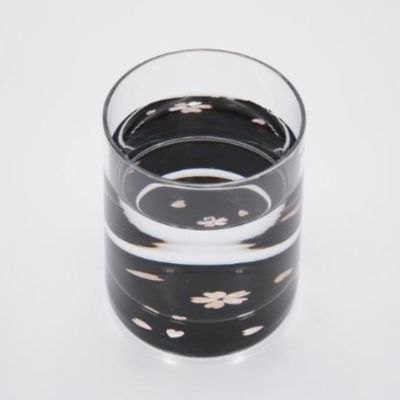 グラス 桜(貝入)黒 [ 酒器 工芸品 ガラス 高岡漆器 あわび貝 漆 螺鈿ガラス 持ちやすく シンプル 神秘的 輝き きれい おしゃれ グラス 輝く 水面 ]