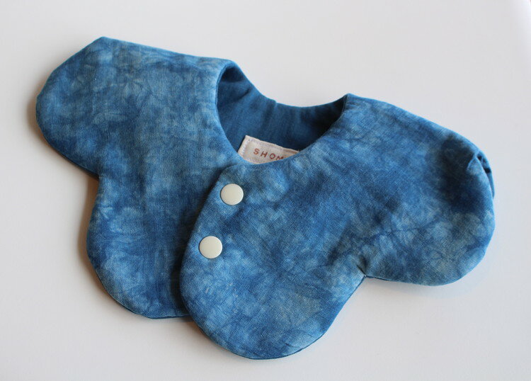 【ふるさと納税】【名入れ】ハレの日スタイ 両面魚津藍染リバーシブル ｜ ギフト 喜ばれるプレゼント 赤ちゃんにもピッタリ ふんわり 肌にやさしい ダブルガーゼ ハンドメイド ※北海道・沖縄・離島への配送不可