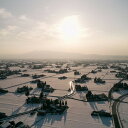 名称 【楽土庵宿泊プラン】紙の部屋、夕朝食付き(富山イタリアン)ペア宿泊券 発送時期 お申込みから2週間程度で順次発送予定 提供元 株式会社水と匠（砺波市） 配達外のエリア なし お礼品の特徴 〈土徳を受けとる、回復と再生の旅〉 富山県西部・砺波平野に広がる日本最大級の「散居村」(※)。この土地には「土徳」という、人と自然がともにつくりあう品格を表す言葉が伝わってきました。農村景観、伝統建築、食、工芸、アート&hellip;楽土庵はすべてにあらわれる土徳を体感いただく旅の庵です。豊かな水が育む富山の食。美しさを通じて呼びかけるアート・インテリア。精神風土に紐づくいとなみや土地の生態系に触れる、心身が満ちるアクティビティ。そして失くしてはならない価値を守るため、それらをご提供することが同時に積極的な地域再生をもたらすしくみをも備えます。感じとり、育みあうことで、自ずと再生がかなえられていく。満ちあふれる歓びが、誰もの心の糧になることを願って。 ※砺波市公式観光サイト「となたび」より 〈お部屋について〉 三方を水田に囲まれた築120年のアズマダチを再生したアートホテル「楽土庵」の全3室の客室は、紙、絹、土という、それぞれ異なる自然素材が用いられています。呼吸する、自然の力が宿る素材たち。それらを使用した全3室の客室は環境と切れ目なくつながり、風景、アート、インテリアと心地よく調和します。壁と天井一面に羽多野渉による手漉きの和紙を使っています。やさしい和紙の風合いとアート、インテリアが引きたてあう、親密な空間です。 部屋タイプ / ツイン(最大2名まで) 広さ / 約40平米+ウッドデッキ22.5平米 ベッド幅 / 120cm その他 / 浴槽・シャワールーム・洗面・ウォシュレット付きトイレ・WiFi 〈お料理について〉 レストラン「イルクリマ」での夕食は、日本有数の豊かな漁場・富山湾の魚介、清浄かつ硬度の低い美味しい水に育まれた米と野菜を使った富山ならではのイタリアン。その日その季節に美味しい食材を食べていただくため、メニューは日々変わります。 メニュー 風:前菜3品、パスタ、リゾット、メインディッシュ2品、デザート、カフェ、焼菓子 〈散居村ウォークについて〉 楽土庵スタッフが、周辺の美しい景観や伝統的な文化を育む散居村をご案内する「散居村ウォーク」はすべての宿泊プランに含まれます。ご希望の方はどうぞご用命ください。 楽土庵のある地区「野村島」は120戸の小さな集落ながら、平安時代(1133年)創建の神社や浄土真宗のお寺があり、お地蔵様や聖徳太子像を祀った小さな祠がいくつもあります。晴れた日には、立山連峰、牛岳、八乙女山、袴腰、白山といった霊山を見渡し、水路の水音を聴きながら、散居村集落の散歩を楽しむことができます。 楽土庵では、国の重点里地里山に選定されている「となみ野の散居村」保全に取り組んでいます。宿泊代金の2%が散居村保全活動団体への寄付などに充てられます。例えば、カイニョ(屋敷林)の整備を行い、その剪定枝を木質バイオマス発電に利用する活動や、カイニョの落ち葉から腐葉土を作る活動を支援しています。それにより、カーボンニュートラルに貢献します。 ■お礼品の内容について ・【楽土庵宿泊プラン】紙の部屋、夕朝食付き(富山イタリアン)[ペア宿泊券&times;1] 　　サービス提供地:富山県 砺波市 　　有効期限:発送日から1年間 ■注意事項/その他 ※寄付お申し込み受付後、水と匠より宿泊券を送付いたします。 ※宿泊券は当日必ずお持ち下さい。お忘れになった場合、事由に関わらずサービスのご提供が出来ません。 ※ご利用の際は、事前に必ず宿泊券に記載の予約センターへお電話又はメールにて直接ご予約下さい。 ※ご予約の状況により、ご希望に添えない場合がございます。 ※宿泊券は期限迄に必ずご利用下さい。期日を過ぎた宿泊券はご利用頂けません。また下記の期間はご利用頂けません。 (4月29日〜5月5日/8月11日〜8月16日/12月30日〜1月3日) ※宿泊券の払戻等は出来ません。 ※画像はイメージです。 ・ふるさと納税よくある質問はこちら ・寄附申込みのキャンセル、返礼品の変更・返品はできません。あらかじめご了承ください。