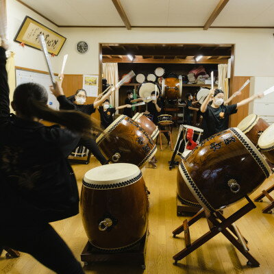 名称 【楽土庵宿泊+越中いさみ太鼓見学付き】紙の部屋、夕朝食付き(富山イタリアン)ペア宿泊券 発送時期 お申込みから2週間程度で順次発送予定 提供元 株式会社水と匠（砺波市） 配達外のエリア なし お礼品の特徴 〈土徳を受けとる、回復と再生の旅〉 富山県西部・砺波平野に広がる日本最大級の「散居村」(※)。この土地には「土徳」という、人と自然がともにつくりあう品格を表す言葉が伝わってきました。農村景観、伝統建築、食、工芸、アート&hellip;楽土庵はすべてにあらわれる土徳を体感いただく旅の庵です。豊かな水が育む富山の食。美しさを通じて呼びかけるアート・インテリア。精神風土に紐づくいとなみや土地の生態系に触れる、心身が満ちるアクティビティ。そして失くしてはならない価値を守るため、それらをご提供することが同時に積極的な地域再生をもたらすしくみをも備えます。感じとり、育みあうことで、自ずと再生がかなえられていく。満ちあふれる歓びが、誰もの心の糧になることを願って。 ※砺波市公式観光サイト「となたび」より 〈お部屋について〉 三方を水田に囲まれた築120年のアズマダチを再生したアートホテル「楽土庵」の全3室の客室は、紙、絹、土という、それぞれ異なる自然素材が用いられています。呼吸する、自然の力が宿る素材たち。それらを使用した全3室の客室は環境と切れ目なくつながり、風景、アート、インテリアと心地よく調和します。「紙　shi」の部屋は壁と天井一面に和紙作家・ハタノワタルによる手漉きの和紙を使っています。やさしい和紙の風合いとアート、インテリアが引きたてあう、親密な空間です。 部屋タイプ / ツイン(最大2名まで) 広さ / 約40平米+ウッドデッキ22.5平米 ベッド幅 / 120cm その他 / 浴槽・シャワールーム・洗面・ウォシュレット付きトイレ・WiFi 〈お料理について〉 レストラン「イルクリマ」での夕食は、日本有数の豊かな漁場・富山湾の魚介、清浄かつ硬度の低い美味しい水に育まれた米と野菜を使った富山ならではのイタリアン。その日その季節に美味しい食材を食べていただくため、メニューは日々変わります。 メニュー 風:前菜3品、パスタ、リゾット、メインディッシュ2品、デザート、カフェ、焼菓子 〈越中いさみ太鼓について〉 楽土庵のある「野村島」には、「越中いさみ太鼓」と呼ばれる伝統的な和太鼓芸能があります。 「島」と付く地名は、庄川の氾濫で頻繁に水に浸かっていたこのあたりの土地の中で、それを免れる小高い場所を指し、そうした場所から集落が始まったとのこと。野村島もその一つで、古い歴史を持っています。「越中いさみ太鼓」の起こりは、村の起源と同じ歴史を持つ野村島の桑野神社で約900年前に行われていた神事に由来します。その歴史ある太鼓芸能を1952年に地元の住民有志が復活させ、54年には県内初の保存会を結成し、子供からご年配者まで、桑野神社で、今も週3〜4日練習に励んでいます。となみ野のコミュニティが息づく太鼓の練習の様子を見学し、地元の方達から太鼓の叩き方を習い、一緒に叩いてみる体験プログラムです。 〈散居村ウォークについて〉 楽土庵スタッフが、周辺の美しい景観や伝統的な文化を育む散居村をご案内する「散居村ウォーク」はすべての宿泊プランに含まれます。ご希望の方はどうぞご用命ください。楽土庵のある地区「野村島」は120戸の小さな集落ながら、平安時代(1133年)創建の神社や浄土真宗のお寺があり、お地蔵様や聖徳太子像を祀った小さな祠がいくつもあります。晴れた日には、立山連峰、牛岳、八乙女山、袴腰、白山といった霊山を見渡し、水路の水音を聴きながら、散居村集落の散歩を楽しむことができます。 楽土庵では、国の重点里地里山に選定されている「となみ野の散居村」保全に取り組んでいます。宿泊代金の2%が散居村保全活動団体への寄付などに充てられます。例えば、カイニョ(屋敷林)の整備を行い、その剪定枝を木質バイオマス発電に利用する活動や、カイニョの落ち葉から腐葉土を作る活動を支援しています。それにより、カーボンニュートラルに貢献します。 ■お礼品の内容について ・【楽土庵宿泊+越中いさみ太鼓見学付き】紙の部屋、夕朝食付き(富山イタリアン)[ペア宿泊券&times;1] 　　サービス提供地:富山県 砺波市 　　有効期限:発送日から1年間 ■注意事項/その他 ※寄付お申し込み受付後、水と匠より宿泊券を送付いたします。 ※宿泊券は当日必ずお持ち下さい。お忘れになった場合、事由に関わらずサービスのご提供が出来ません。 ※ご利用の際は、事前に必ず宿泊券に記載の予約センターへお電話又はメールにて直接ご予約下さい。 ※ご予約の状況により、ご希望に添えない場合がございます。 ※宿泊券は期限迄に必ずご利用下さい。期日を過ぎた宿泊券はご利用頂けません。また下記の期間はご利用頂けません。 (4月29日〜5月5日/8月11日〜8月16日/12月30日〜1月3日) ※宿泊券の払戻等は出来ません。 ※画像はイメージです。 ・ふるさと納税よくある質問はこちら ・寄附申込みのキャンセル、返礼品の変更・返品はできません。あらかじめご了承ください。