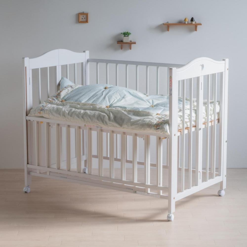 ・ふるさと納税よくある質問はこちら ・寄付申込みのキャンセル、返礼品の変更・返品はできません。あらかじめご了承ください。 ・ご要望を備考に記載頂いてもこちらでは対応いたしかねますので、何卒ご了承くださいませ。 ・寄付回数の制限は設けておりません。寄付をいただく度にお届けいたします。 商品概要 主　材　ブナ材 サイズ　W1248×D766×H1030mm 　　　（内寸）W1200×D700mm 　　　（折りたたみ時）W1248×D144×H1030mm 重　量　約23kg ・ワンタッチ折りたたみ式 ・扉スライド式 ・4輪キャスター付 ・床板2段階調節可能（床から568、269mm） ・ベッド下収納扉付 ・耐荷重 　ベッド：静止状態で60kg 　（生後24ヶ月以内の乳幼児が対象です。同時に二人で使用したり、腰掛けたり、ぶら下がったりしないでください。） 事業者：石崎家具スリーピー 連絡先：0763-52-3040 検索キーワード　ベビーベッド ファニチャー 人気 おすすめ 送料無料 内容量・サイズ等 ワンタッチベビーベッド「チェリッシュWH」 サイズ：W1248×D766×H1030mm 　　　（内寸）W1200×D700mm 　　　（折りたたみ時）W1248×D144×H1030mm 重　量　約23kg 配送方法 常温 発送期日 寄附のご入金確認後、1週間以内を目途に発送いたします。 事業者情報 事業者名 石崎家具スリーピー 連絡先 0763-52-3040 営業時間 8時～12時、13時～17時 定休日 土曜、日曜、祝日「ふるさと納税」寄付金は、下記の事業を推進する資金として活用してまいります。 （1）次世代育成及び子育て支援に関すること （2）福祉、医療、介護の充実に関すること （3）教育・文化の振興、世界遺産の保全に関すること （4）山間過疎地域の振興に関すること （5）エコビレッジの推進及び環境保全に関すること （6）上記以外の事業