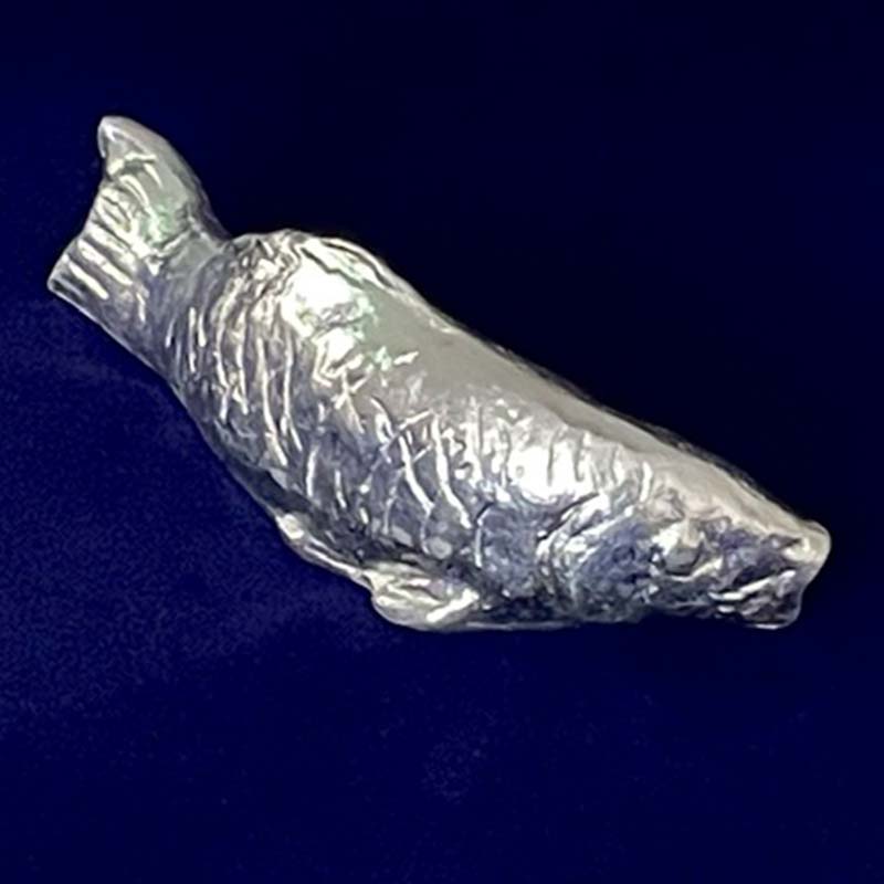 【ふるさと納税】アルミ帖鎮 鯉 (H36×W120×D35mm) 北村西望 アルミ製 置物 帖鎮 文鎮 工芸品 美術品 ギフト 贈り物 インテリア アート 黒谷美術 F6T-312