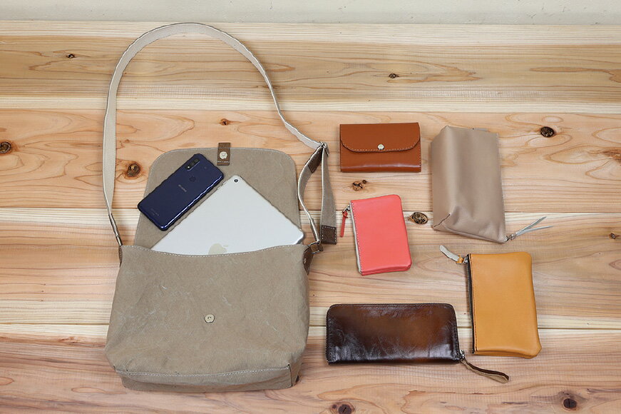 【ふるさと納税】 メッセンジャーバッグ [アトリエSASSA 富山県 朝日町 34310328] ショルダー バッグ 鞄 かばん カバン 帆布 革 おしゃれ 手作り シンプル レザー