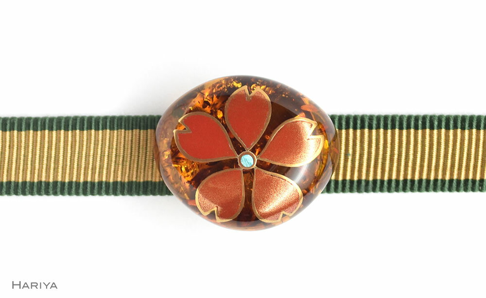 【ふるさと納税】桜蒔絵 琥珀帯留 桜 春 琥珀 漆塗り 漆 蒔絵 帯留 帯留め ハンドメイド アクセサリー 和装 着物 和服 ギフト 伝統工芸 工芸品 国産 うるしアート能登半島地震復興支援 F6P-0768