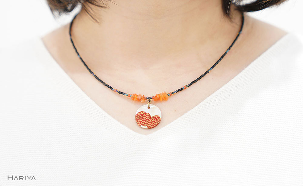 【ふるさと納税】瑞雲蒔絵 黒蝶貝ペンダント 青海波文様 赤めのう 瑞雲 雲 蒔絵 黒蝶貝 うるしアート ペンダント アクセサリー ギフト 伝統工芸 工芸品 国産 能登半島地震復興支援 F6P-1130